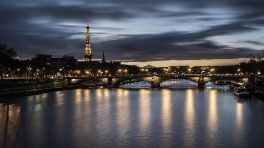 <p>Die Lichter der Straßenlaternen auf einer Brücke vor dem erleuchteten Eiffelturm in Paris: Die DG-Regierung hat ihre Kooperation mit Frankreich verlängert.</p>