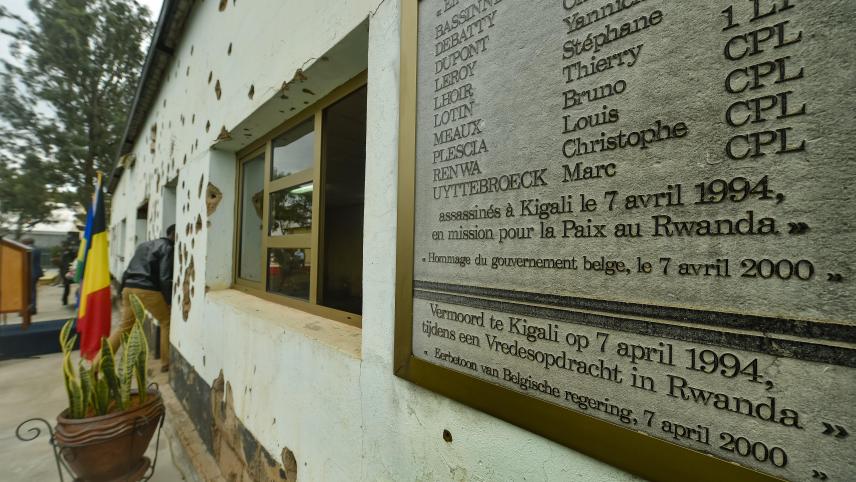 <p>Mit dieser Gedenktafel wird in Kigali der Geschehnisse vom 7. April von 1994 gedacht, bei denen zehn belgische Blauhelme ihr Leben ließen. Der Internationale Strafgerichtshof ist sicher, dass Protais Mpiranya deren Ermordung angeordnet hatte. Die Ermittler mit Serge Brammertz an der Spitze fanden nun nach langer intensiver Suche seine Leiche in einem Grab in Simbabwe.</p>
