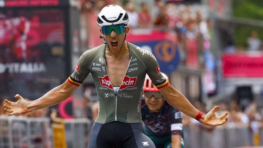 <p>Perfektes Rennen: Dries De Bondt bejubelt seinen Sieg auf der 18. Giro-Etappe.</p>