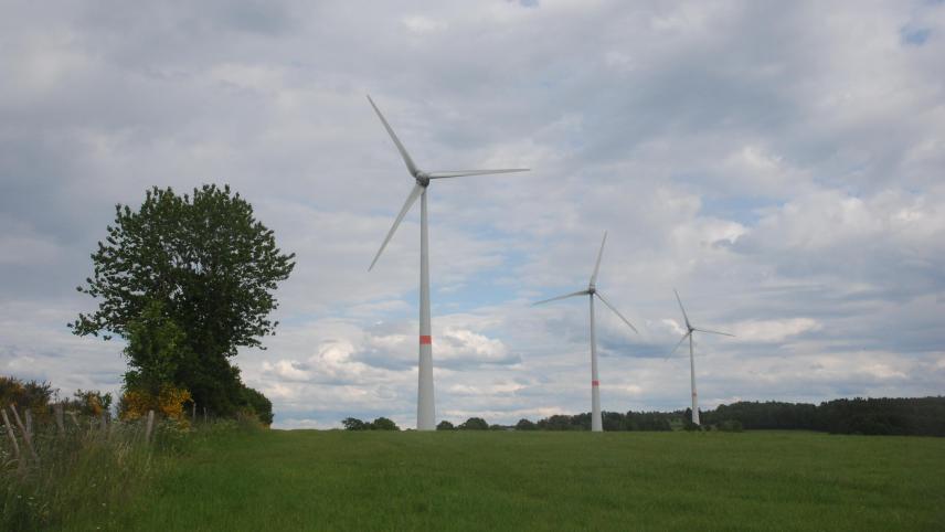 <p>Seit 2007 produzieren die fünf Windkraftanlagen des Windparks Oberhart in der Gemeinde Amel Strom. Die Bürgermeister Erik Wiesemes (Amel) und Friedhelm Wirtz (Büllingen) hoffen, dass das gemeinsame Windparkprojekt beider Gemeinden ebenfalls bald umgesetzt werden kann. Es ist seit über drei Jahren beim Staatsrat blockiert.</p>