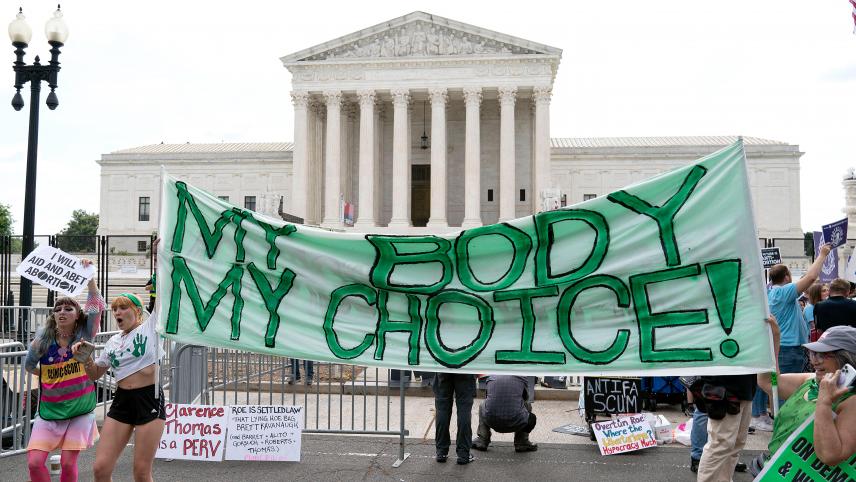 <p>„Mein Körper meine Entscheidung“: Abtreibungsbefürworter vor dem Gebäude des Obersten Gerichtshofs der USA.</p>