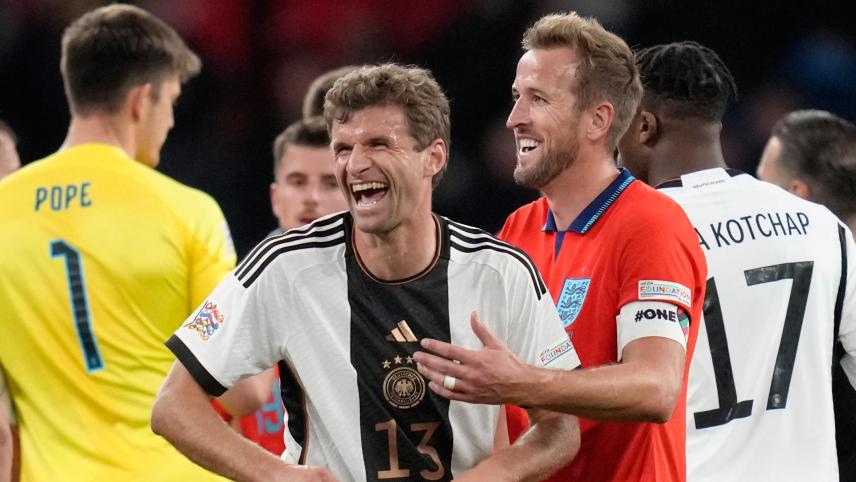 <p>Deutschlands Thomas Müller (links) und Englands Harry Kane lachen nach dem Spiel.</p>