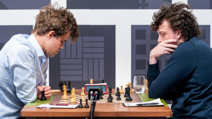 <p>Magnus Carlsen (links) sitzt Hans Niemann in der dritten Runde vom Schachturnier Sinquefield Cup im Saint Louis Chess Club gegenüber.</p>