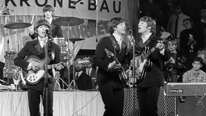 <p>Die Beatles, (v.l.) George Harrison, Paul McCartney, John Lennon und im Hintergrund am Schlagzeug Ringo Starr, treten im Jahr 1966 im Circus Krone-Bau in München auf.</p>