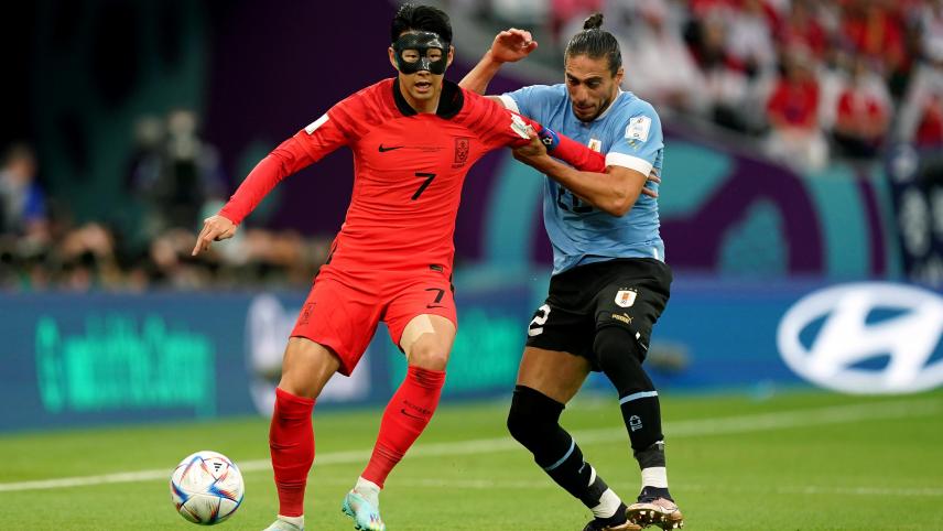 <p>Südkorea um Star-Angreifer Heung-Min Son - hier im Duell mit Martin Caceres - hat im ersten Spiel bei der Fußball-WM in Katar einen Punkt gegen Uruguay geholt.</p>